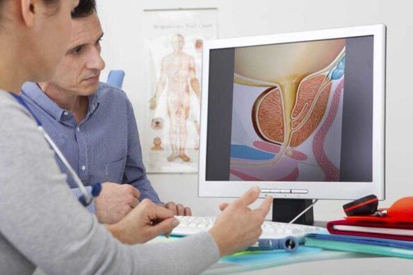 Der Arzt konsultiert den Patienten zum Thema Prostatitis