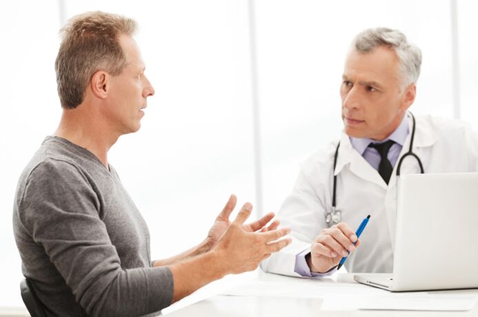 Mann mit chronischer Prostatitis in der Arztpraxis
